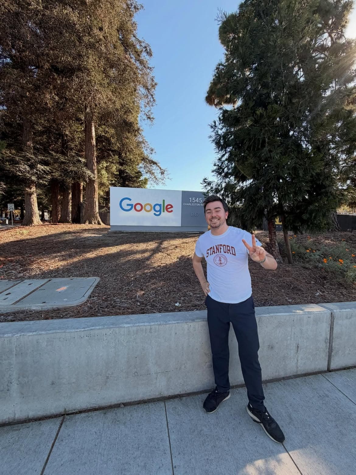 Jean Briac devant le siège de Google dans la Silicon Valley